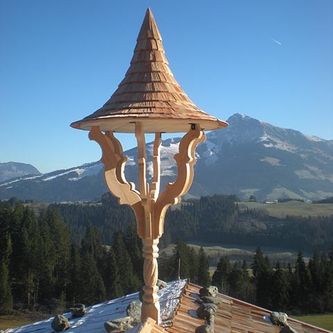 Glockenturm aus Holz Tirol